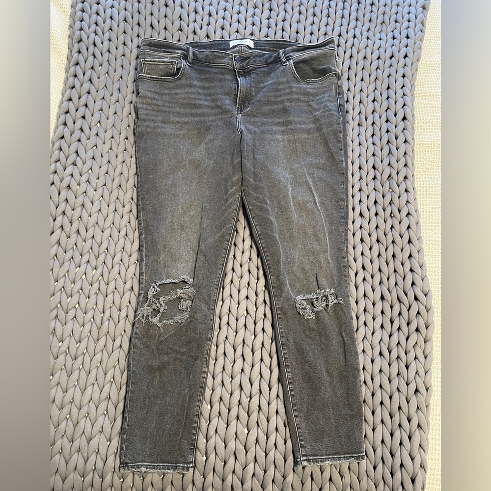 Abercrombie Mid Rise Super Skinny
Ankle Jean